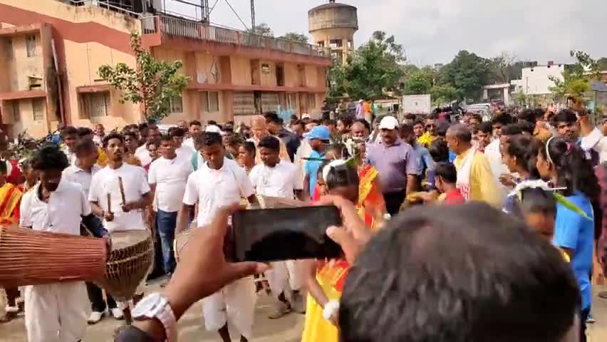 सांसद जयंत सिन्हा  ने हज़ारीबाग में अमृत ट्रॉफी फुटबॉल टूर्नामेंट का किया भव्य उद्घाटन।
#hazaribag #sport