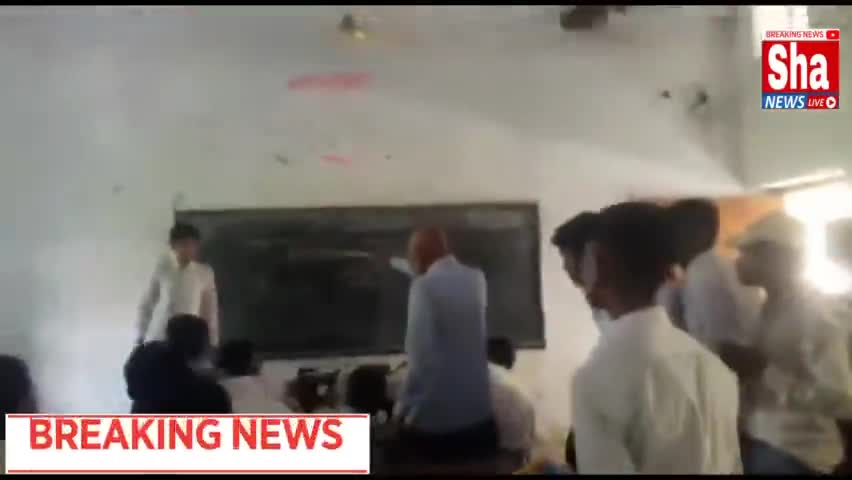 भलुअनी- अभयानंद इंटर कॉलेज शिवधरिया भलुअनी  में एक छात्र को बेरहमी से पीटते हुए अध्यापक का वीडियो हुए वायरल 
#BSA