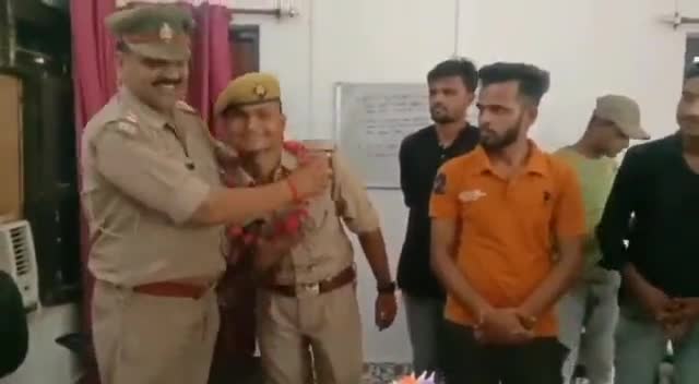 महाराजगंज: #आरक्षी जयवीर सिंह के विदाई समारोह में युवाओं व पुलिस कर्मियों ने काटा केक