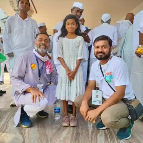 ये हैं #श्रीनंदा। उम्र महज़ #13_वर्ष। 2 #घण्टे बस में सफ़र करके #यात्रा में पहुँचीं फ़िर 14 #किलोमीटर पैदल यात्रा भी की।