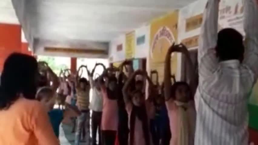 राष्ट्रीय आयुर्वेद चिकित्सालय नवलगढ़ के द्वारा पूर्व माध्यमिक विद्यालय में किया गया आयुर्वेद ,योग पर जगरुक्त#आयुर्वेद#योग
