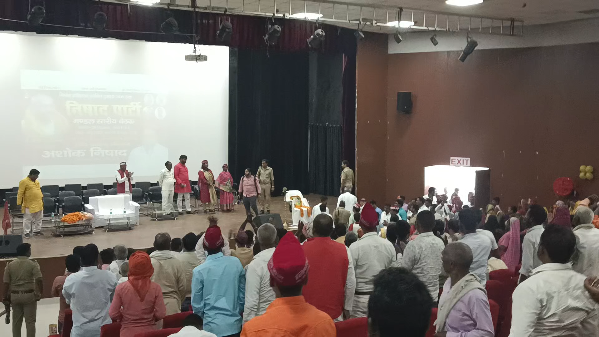 निषाद पार्टी राष्ट्रीय अध्यक्ष एवं कैबिनेट मंत्री महामना माननीय डॉ संजय कुमार निषाद जी का मंडलीय बैठक बस्ती में।
#बस्ती