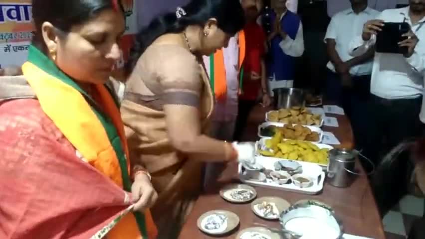#सेवा_पखवाड़ा
मेरे कोडरमा आवास पर सेवा पखवाड़ा के निमित्त विविधता में एकता कार्यक्रम आयोजित किया गया । जिसके अंतर्गत कई प्रकार के पकवान जैसे कि रागी बाड़ा ( लप्सी ), ढोकला, समोसा, छोला, चाट, बालूशाही, दही-बाड़ा, बर्रा, छाछ, ढूसका
