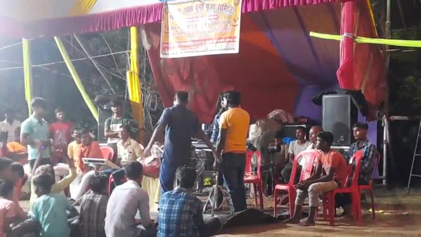 अलीनगर प्रखंड के पिरहौली गांव में दुर्गा पूजा आरती के बाद म्यूजिकल #संकीर्तन का आयोजन किया गया जिसमे काफी भीड़ देखने को