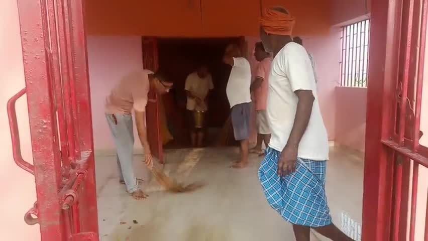 #SewaPakhwada कार्यक्रम के निमित्त माँ दुर्गा मंदिर परिसर की सफाई। 
जय माता दी।।