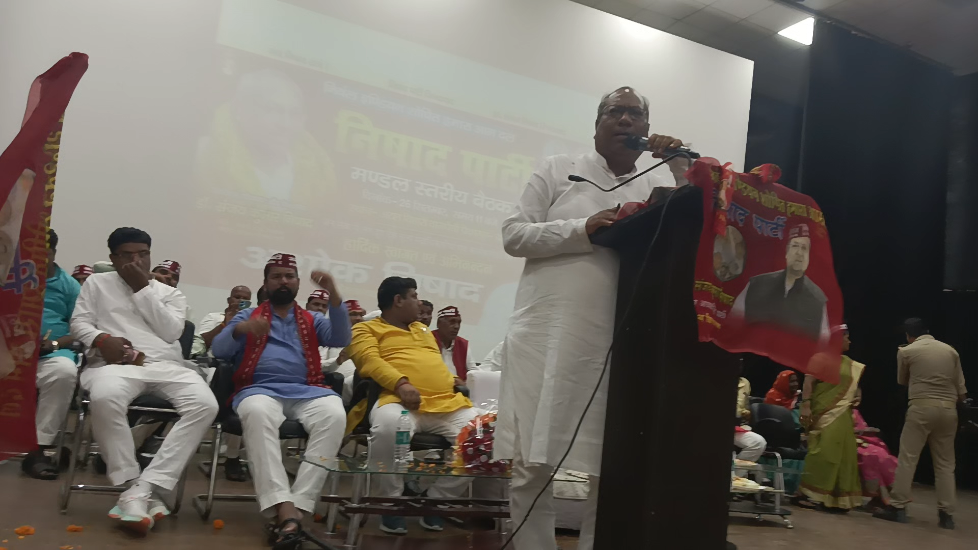 निषाद पार्टी राष्ट्रीय अध्यक्ष एवं कैबिनेट मंत्री महामना माननीय डॉ संजय कुमार निषाद जी 
#निषाद_पार्टी
#nishadparty