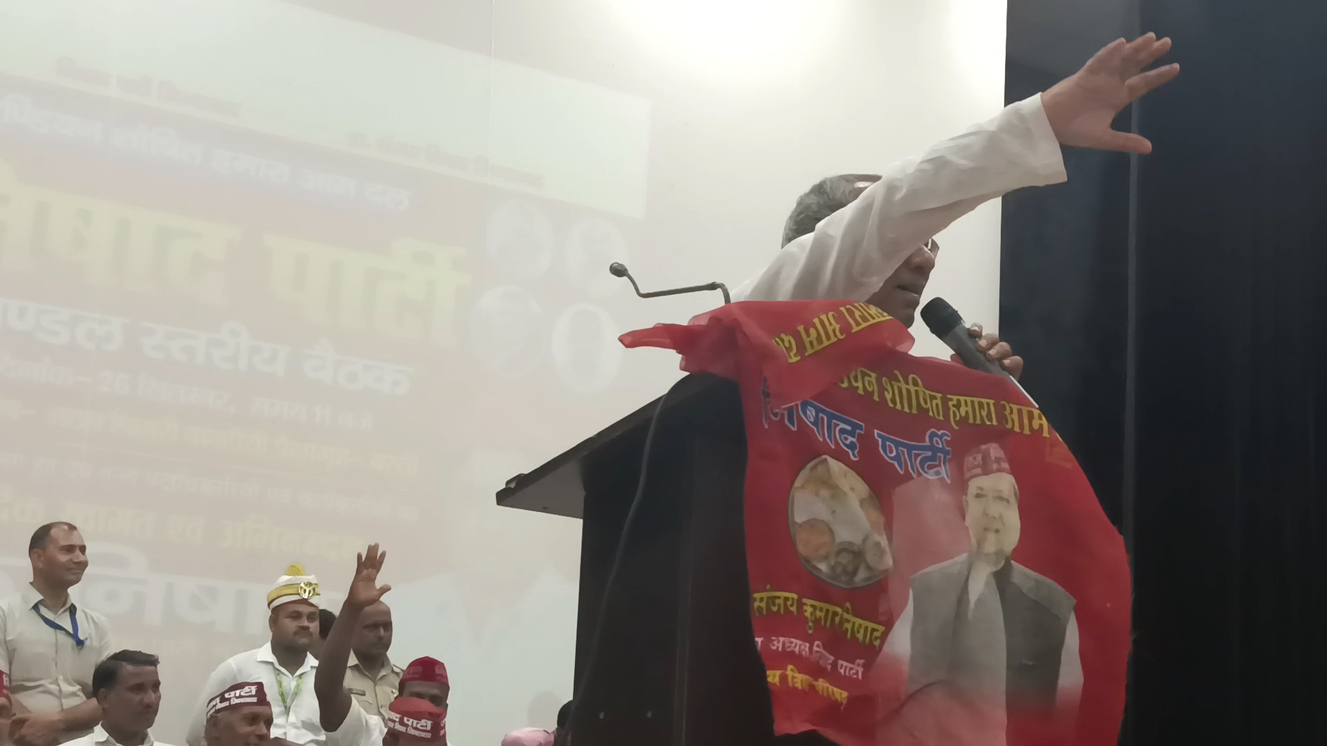 निषाद पार्टी राष्ट्रीय अध्यक्ष एवं कैबिनेट मंत्री महामना माननीय डॉ संजय कुमार निषाद जी
#निषाद_पार्टी 
#nishadparty