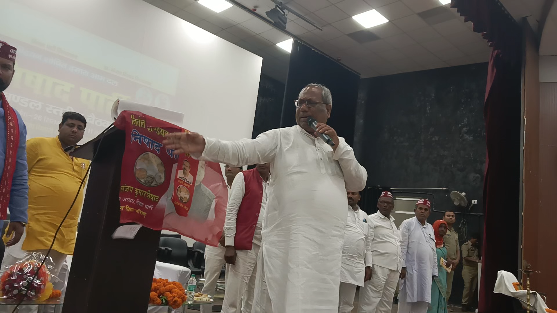 निषाद पार्टी राष्ट्रीय अध्यक्ष एवं कैबिनेट मंत्री महामना माननीय डॉ संजय कुमार निषाद जी
#निषाद_पार्टी 
#nishadparty