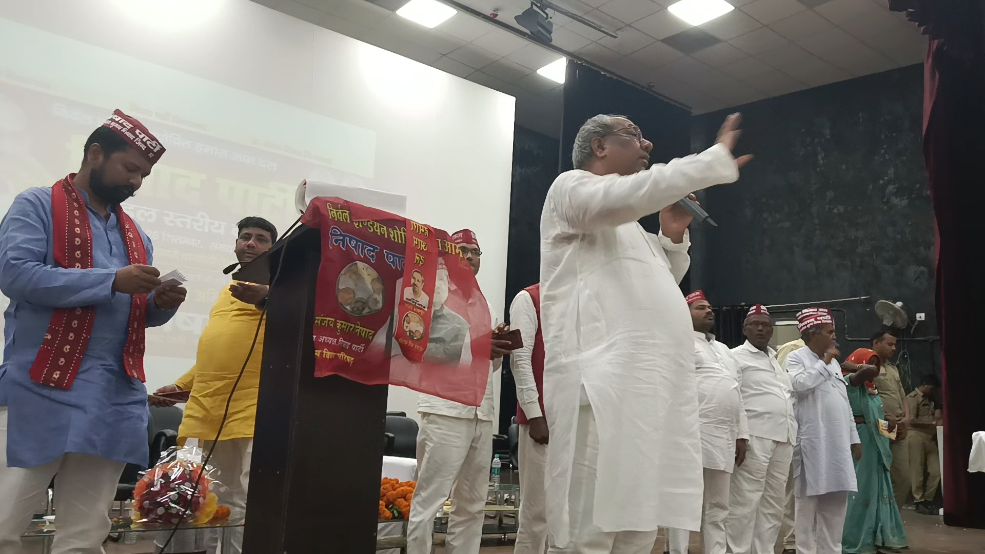 निषाद पार्टी राष्ट्रीय अध्यक्ष एवं कैबिनेट मंत्री महामना माननीय डॉ संजय कुमार निषाद जी
#निषाद_पार्टी 
#nishadparty