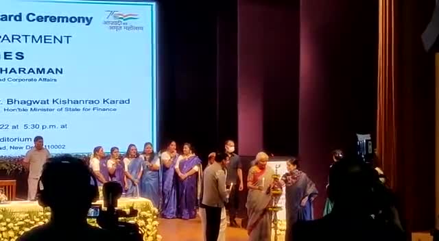 पार्लियामेंट स्ट्रीट: केंद्रीय वित्त मंत्री #निर्मला सीतारमण ने आज सिविक सेंटर में प्रत्यक्ष कर पदाधिकारियों को सम्मानित किया।