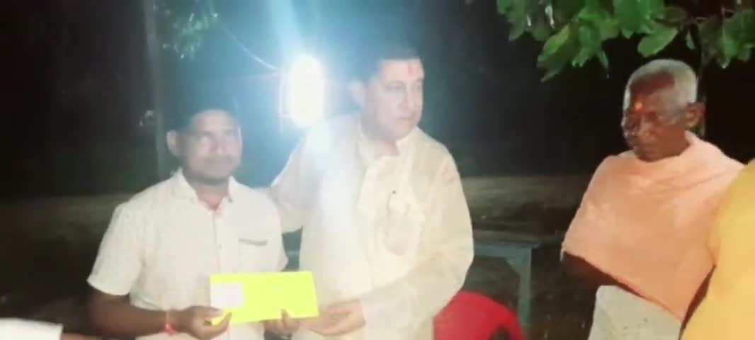 रंका: रंका प्रखण्ड के विभिन्न पूजा पंडालों में पूर्व मंत्री गिरिनाथ सिंह ने पूजा समिति को दिया सहयोग राशि#दुर्गापूजा