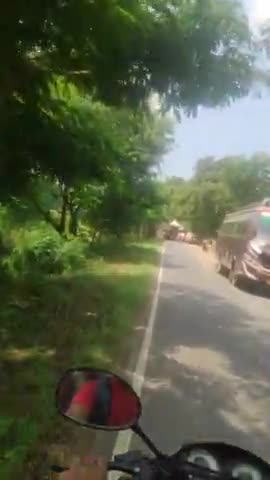मसौढ़ी में मसौढ़ी खगौल रोड पर अनाज से लदा ट्रक पलटी, जिसके बाद बोड़ी में भरा अनाज सड़क किनारे रखा गया #masaurhi #patna