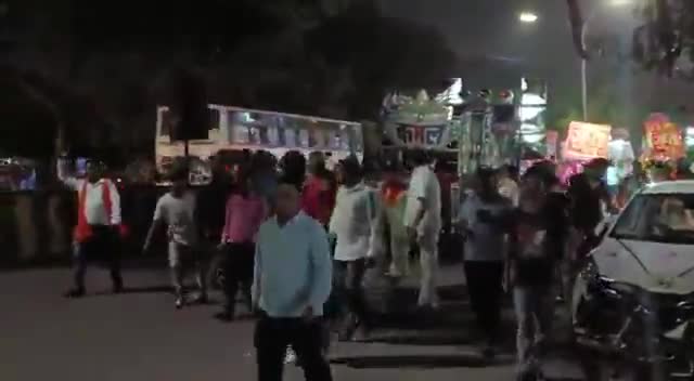 गौतम बुद्ध नगर: यूपी के नोएडा में लोगों ने श्रीराम बारात का भव्य स्वागत किया, राम बारात पर चढ़ाए फूल–मालाएं।
#upnews #noida #jaisriram