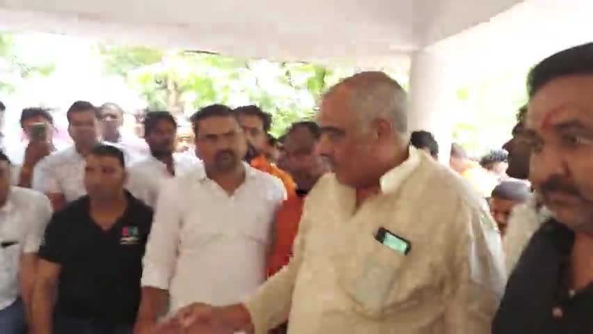 रॉबर्ट्सगंज: कमिश्नर ने ट्रक ओनर्स एसोसिएशन के साथ हुई बैठक में सहमति बनाया की अब एग्जिट पॉइंट पर ही वाहनों की जांच होगी। #खनिज