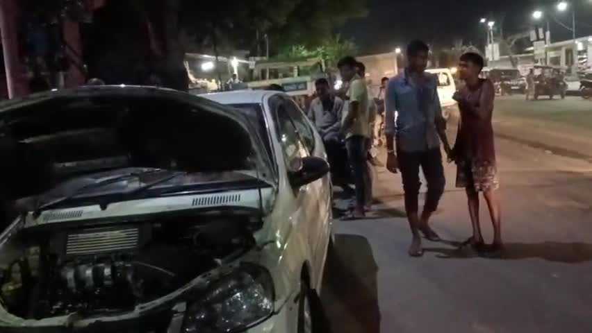 #breking_news_live #घाटमपुर कस्बे के मूसानगर रोड पर खड़ी कार में अचानक निकला सांप #publicapp