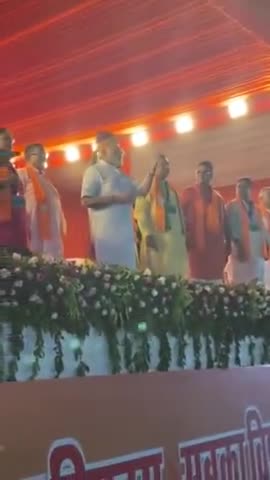 आबू रोड (राजस्थान) पर, पीएम मोदी ने बिना माइक के ही विशाल सभा को संबोधित किया। #bjp4rajasthan #hdnews