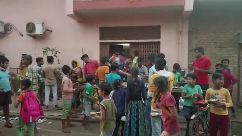 कोलारस बड़े हनुमान मंदिर पर अन्नकूट प्रसादी सभी भक्तगण प्रसादी लेते हुए #news24 #newsnt24  #kobra_news #news