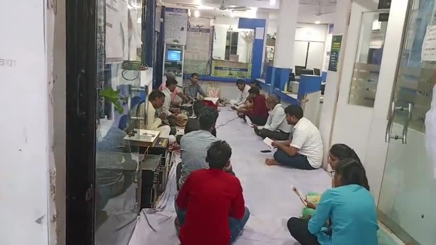 कोलारस बैंक ऑफ इंडिया ब्रांच के प्रबंधक नीरज लोधी व स्टाफ द्वारा बैंक मै सुंदरकांड का आयोजन #kobra_news #news18