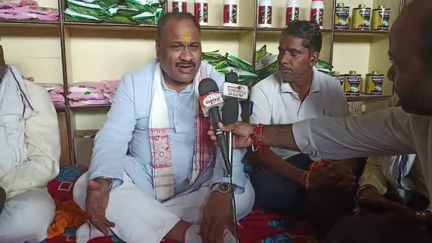 लुकवासा में श्रीराम कृषि सेवा केंद्र पर BJP कार्यकर्ता शिवेंद्र  व महेंद्र यादव द्वारा लोगो को BJP की सदस्यता दिलाई #1