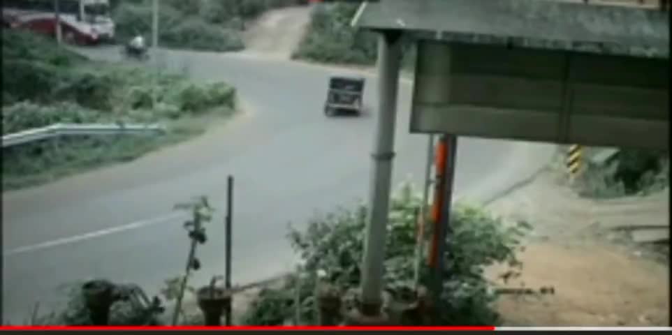 सतना जिले में श्राधुलुओ से भरा ऑटो रिक्शा पलट गया आधा दर्जन से ज्यादा लोग हुए घायल 

#satna_news_  #satnabreakingnews