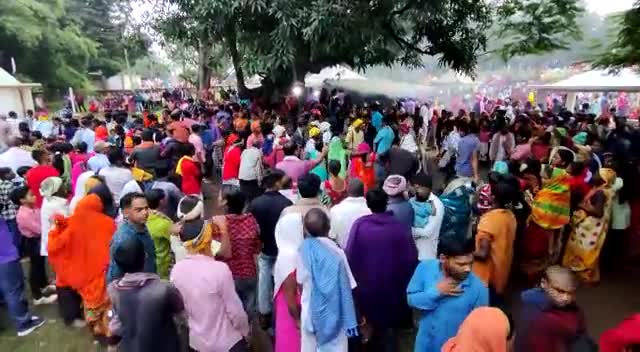 डाँड़गाँव के देवालय में हजारों के तादाद में करमा नाचने व पूजा करवाने लोगों की भीड़ बढ़ती जा रहीं ,लाखों लोग रहे शामिल#करमा