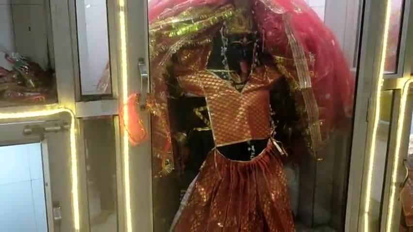 नहटौर। माँ के सातवें नवरात्र पर श्री माँ चामुण्डा देवी मन्दिर पर श्रद्धालुओं का लगा ताता।
#नवरात्र2022#नहटौर#पूजाअर्चना