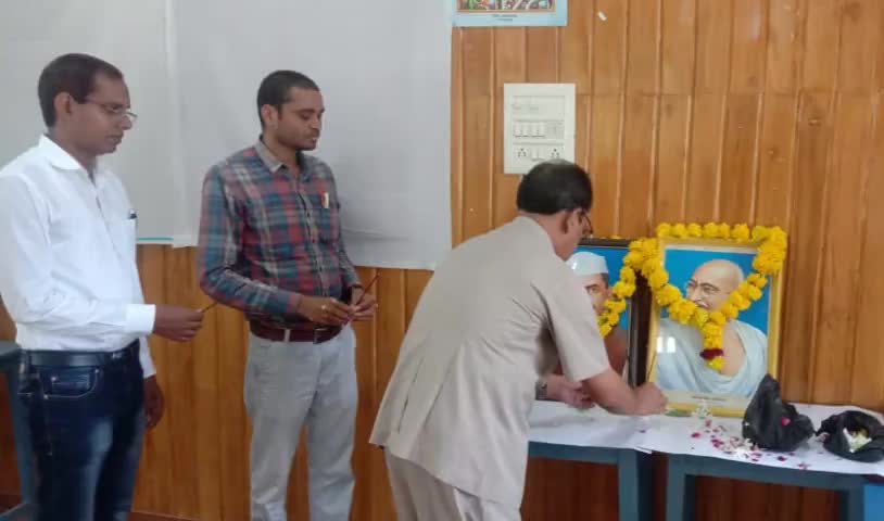 जिला शिक्षा एवं प्रशिक्षण संस्थान चरखारी महोबा में #02अक्टूबर #राष्ट्रपिता_महात्मा_गांधी जी और पूर्व प्रधानमंत्री #लाल_बहादुर_शास्त्री जी* की जयंती समारोह मनाया गया जिसमें संस्थान के प्राचार्य महोदय *श्री गिरधारी लाल कोली जी उपस्थिति  रही