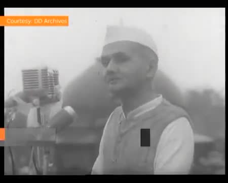 “अपने देश की आजादी की रक्षा करना सिर्फ सैनिकों का काम नहीं है बल्कि यह पूरे देश का कर्तव्य है।”
पूर्व प्रधानमंत्री भारत रत्न #लाल_बहादुर_शास्त्री जी की जयंती पर उन्हें नमन।