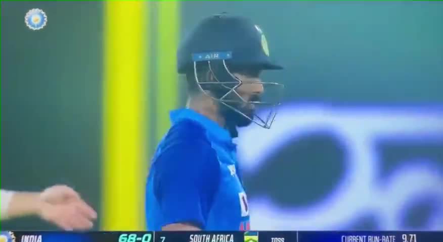 मैच के बीच जब मैदान में घुसा सांप, 10 मिनट तक रुका रहा मैच। #INDvSA