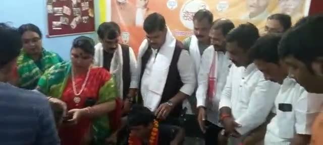 भाजपा द्वारा आयोजित#सेवा पखवारा#के तहत दिव्यांगो के बीच आवश्यक सामग्री वितरण #पूर्व मंत्री जिवेश# मिश्रा रहे मौजूद_सतीश राजू