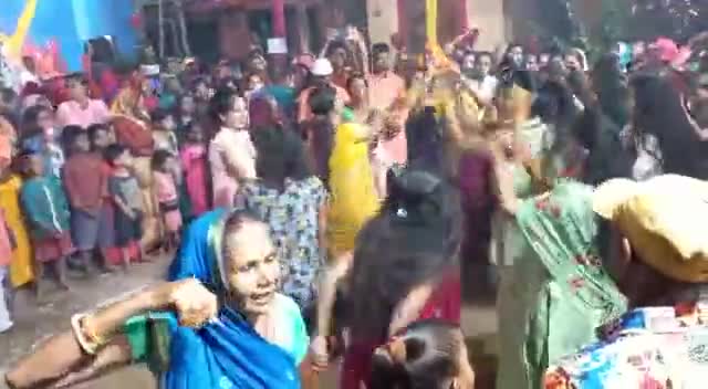 #पिरहौली दुर्गा मंदिर में सप्तमी के दिन विलुप्त होते जा रहे #डांडिया का आयोजन किया गया। जिसमें काफ़ी भीड़ देखने को मिला।