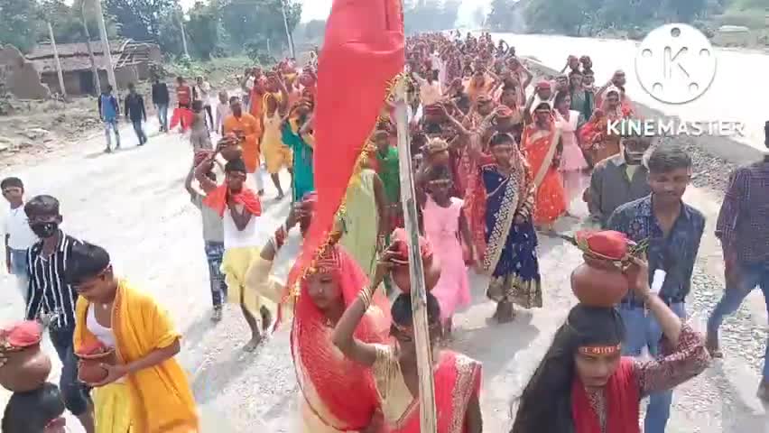 छतरपुर: #छत्तरपुर प्रखण्ड के सिलदाग गांव में निकाली गई भव्य कलश यात्रा जिसमे प्रमुख उर्मिला देवी एवं गोविंद गुप्ता भी हुए शामिल।