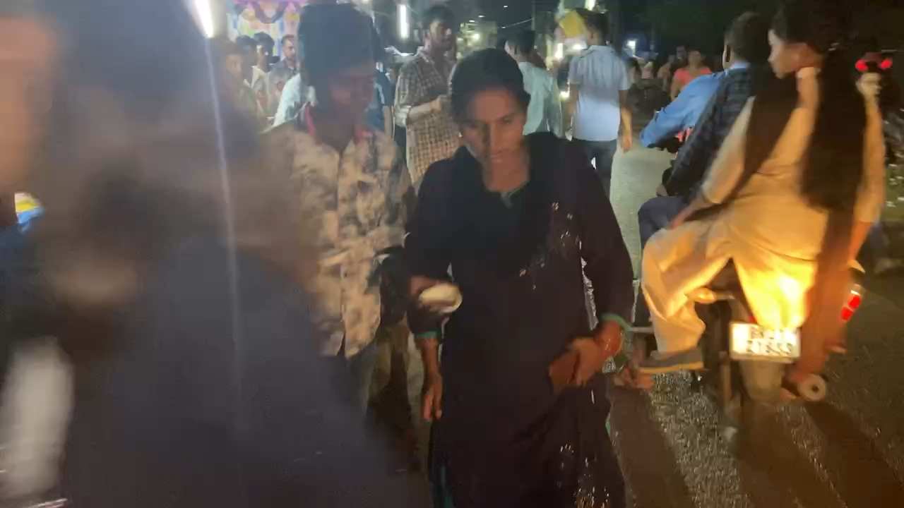 मग्ध-स्टार क्लब द्वारा दुर्गाअष्टमी महगौरी की पूरी श्रद्धा के साथ प्रसाद वितरण करते नजर आए श्र्धालु ॥ 

#Powergrid #Biharsharif