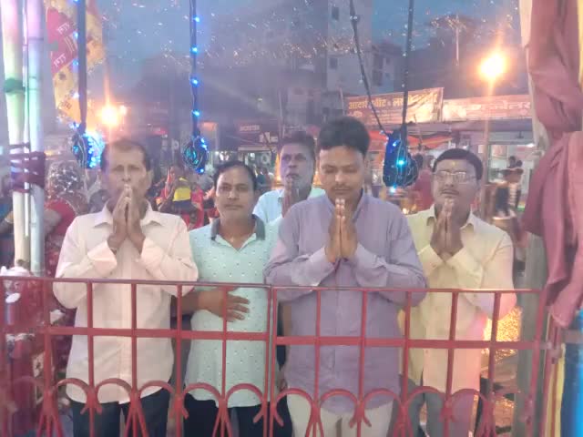 दुर्गा पूजा महा नवमी को भाजपा नेता हरेश कुमार सिंह ने #राघोपुर विधानसभा के #बिदुपुर_बाजार में सभी के लिए आशीर्वाद मांगा।