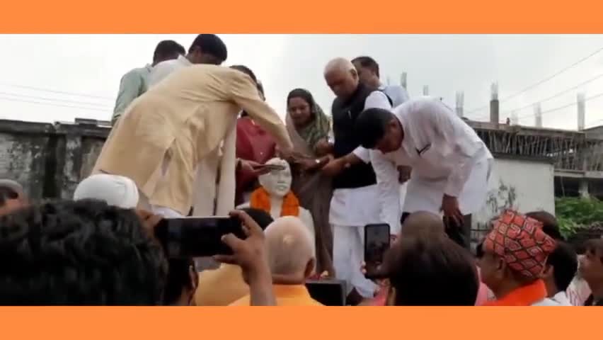 डॉ.श्यामा प्रसाद मुखर्जी की प्रतिमा के #अनावरण में सदर #सांसद देवरिया,#नपाध्यक्ष और #भाजपा #जिलाध्यक्ष के साथ रहा।