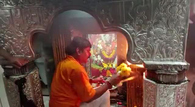 मैहर: शारदीय #नवरात्रि नवमी दिवस
       प्रातः काल #आरती प्रधान पुजारी
    मां शारदा शक्ति पीठ मैहर