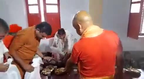 गौतम बुद्ध नगर: #नवरात्रि के नौवें दिन नवमी के अवसर पर गोरखपुर में सीएम योगी ने कन्याओं को भोजन कराया। #navaratri #नवमी #cmyogi #upnews