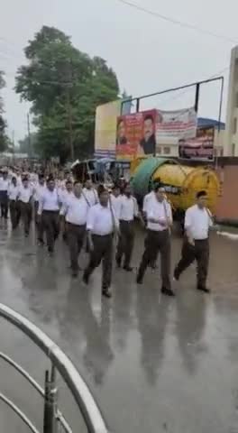 #राष्ट्रीय स्वयं सेवक संघ #देवरिया #नगर का निकला #पथ #संचलन।