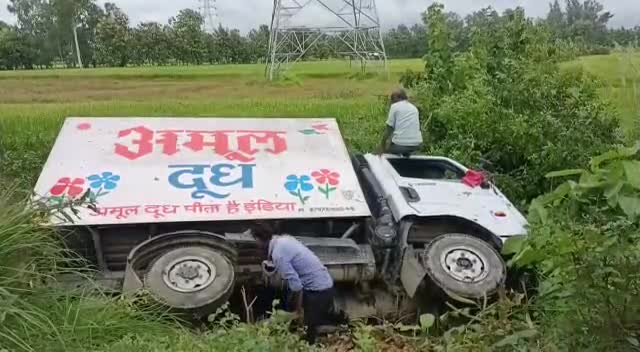 बलरामपुर:अमूल दुघ वाहन से परषोत्तम पुर हुई दुर्घटना में 2 कई मौत सड़क किनारे जापल्टी वाहन#अमूल दुग्धवाहन#परषोत्तमपुर #मौत