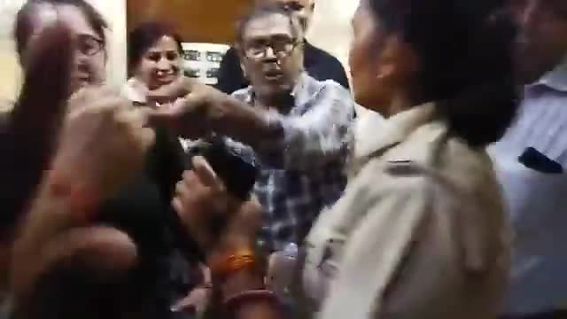 👮‍♀️पुलिस को वर्दी उतरवाने की धमकी देने वाली महिला💁 हुई सोशल मीडिया पर ट्रोल ॥
 माँगी माफ़ी #hdnews