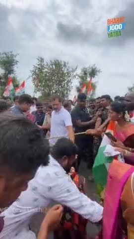 This video requires no title🧡🇮🇳

#soniagandhi #rahulgandhi #love #india #emotional #congress