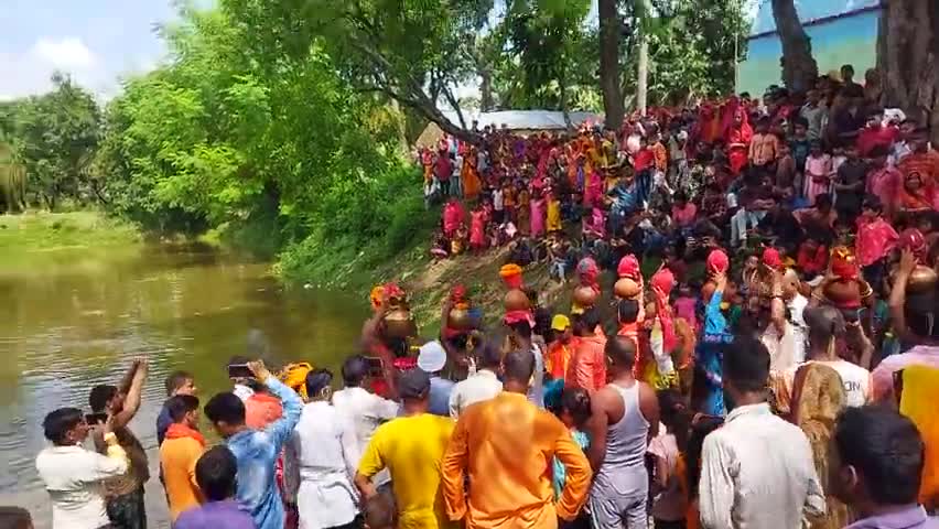 #बुधवार को #पिरहौली में #दुर्गा #पूजा #कलश #शोभा #यात्रा #निकाली गई फिर उसे #महादेव #पोखर में #विसर्जन किया गया।