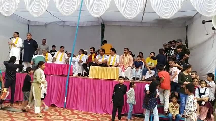#दशहरे का पर्व #इन्द्री में बड़े ही #धूमधाम से मनाया गया #रावण #दहन से पहले उमड़ी भीड़ गुरु #महिन्द्र जी ने अपने #शिष्यों सहित इस भव्य #कार्यक्रम में #शिरकत की !