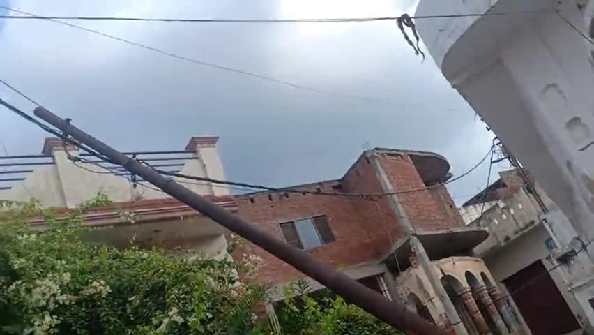विद्युत विभाग की लापरवाही के कारण गिरा बिजली का पोल
#viral_whatsaap_video