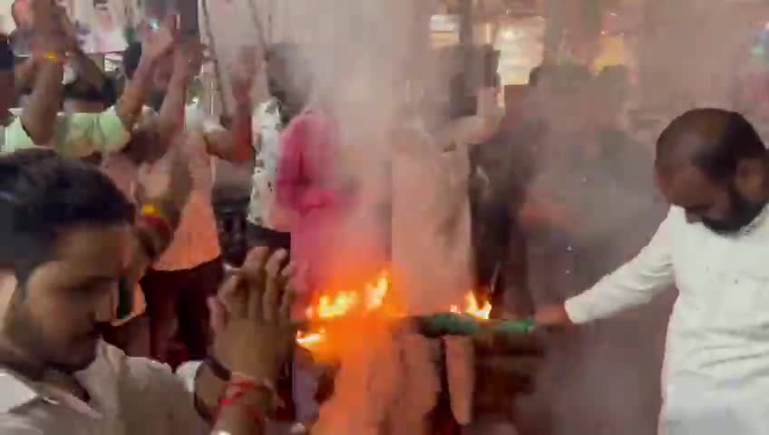 अमानवीय कृत्य के विरोध में पन्नीलाल चौक में सतना के #कोंग्रेस #विधायक का पुतला दहन किया गयाl
#congresh #mla #pultadahan