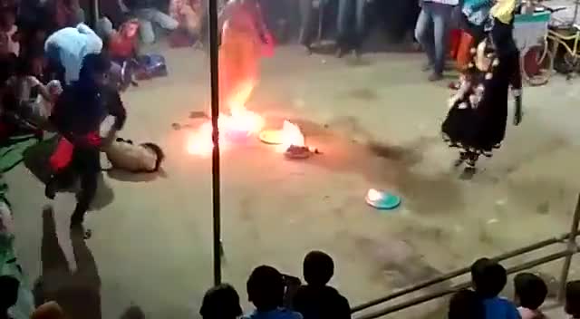 धार्मिक उत्सव के दौरान कलाकारों के करतव करते समय  आग  दर्शकों में जा पहुंची। #newsvideo #viraldance #viralvedio