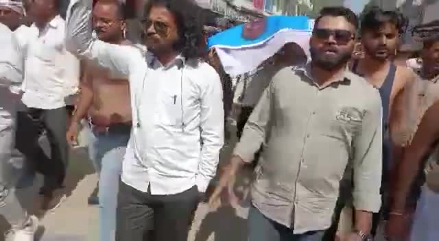 #नागौर 
#चार दिन से धरना जारी डेड बॉडी नहीं ली गई।
मोलाशर में गोशाला कमेटी अध्यक्ष गिरधारी लाल मेघवाल को कमेटी ने टॉर्चर किया था गिरधारी लाल मेघवाल ने सुसाइड से पहले नोट लिखा जिसमे आरोपियों के नाम हैं। राजनेतिक संरक्षण के चलते प्रशासन आरोपि