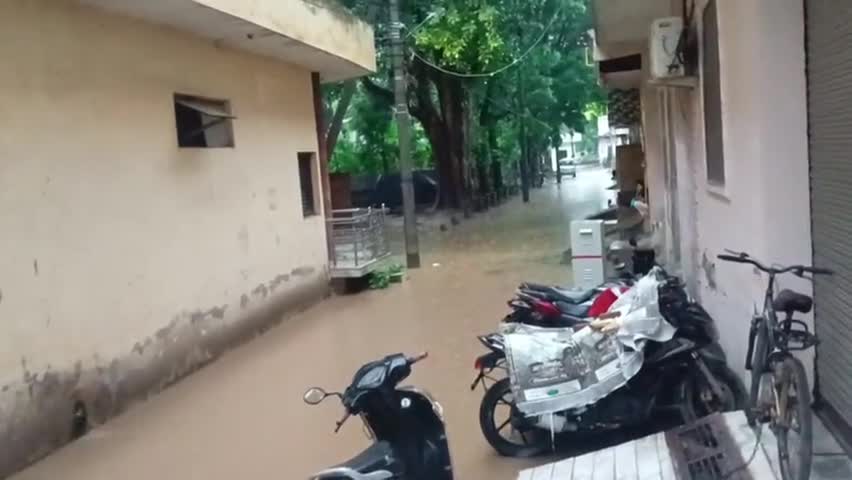 आवास विकास सैक्टर 4R में स्मार्ट सिटी में नही बने है रोड लोगो का कहना हे बस चुनाव के समय आते हे नेता लोग #abp_news