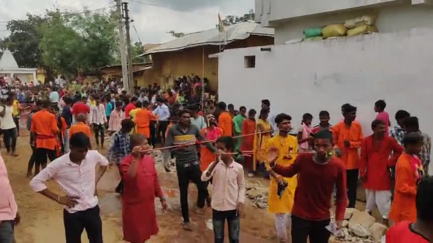 माता रानी जगत जननी अम्बे माँ के विसर्जन में
हमारे हसदा में सांग और बाना धारण किये इस यात्रा में निकली  यात्रा में जिसमें बड़ी संख्या में भक्तगण झूमते-नाचते माँ दुर्गा को विसर्जन के लिए जाते हुए। #नवरात्रि #नवरात्रि2022