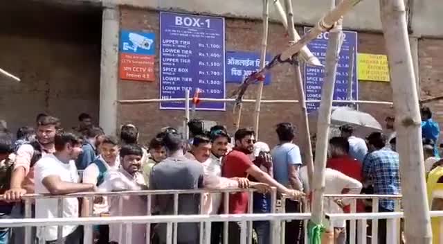 #JSCA में भारत बनाम दक्षिण अफ्रीका के बीच #ODI मुकाबला कल-आज भी मैच का टिकट खरीदने के लिए लंबी कतार देखी गई